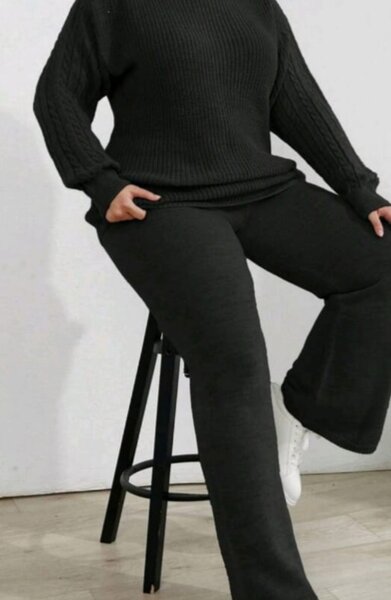 Bruneta matura cu forme